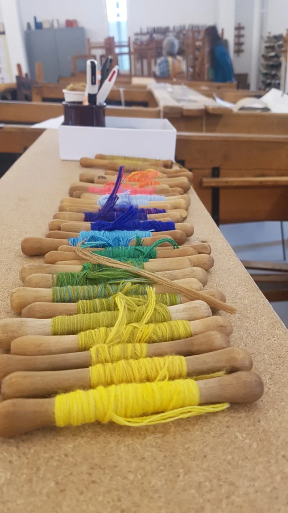 flutes avec fils de couleurs dans l'atelier de tissage de la cité internationale de la tapisserie à Aubusson